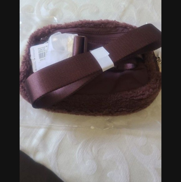 Lululemon everywhere belt bag-NEW - Picture 2 of 3